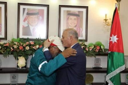 رئيس بلدية اربد يكرم عامل وطن أجبره مراقب بالدخول للحاوية- صور
