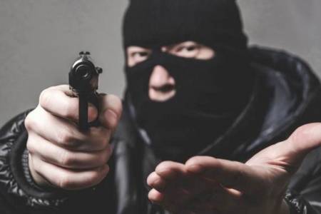 ذكاء ضابط ينقذ مدير شركة وموظفيه من عصابة مسلحة تفاصيل