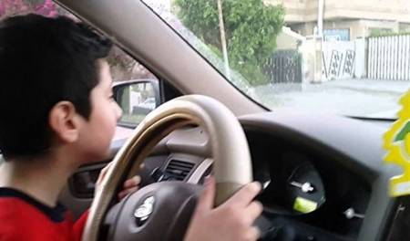 ضبط حدث يقود مركبة على الطريق الصحراوي وايداعه للمركز الأمني المختص
