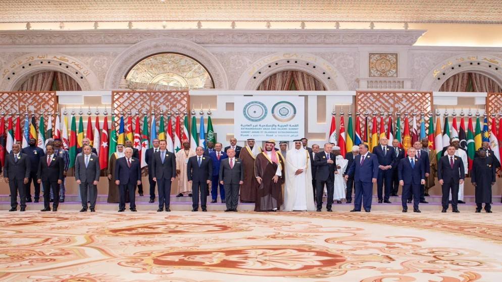 قمة الرياض تطالب بـحظر تصدير أو نقل الأسلحة إلى إسرائيل