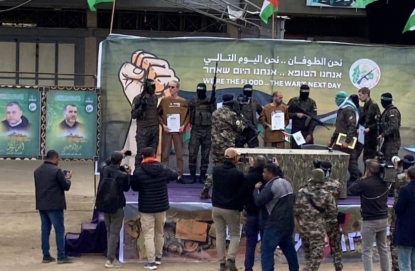 بعد تضارب التصريحات.. غموض يلف مفاوضات تبادل الأسرى والسبت سيكون موعدًا حاسمًا