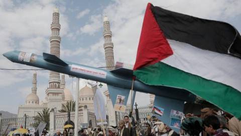 “أنصار الله” تعلن استهداف يافا المحتلة وحاملة طائرات أمريكية في البحر الأحمر بالصواريخ البالستية