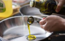 سؤال يتكرر ويقلق الكثيرين.. هل زيت الزيتون آمن للطهي؟
