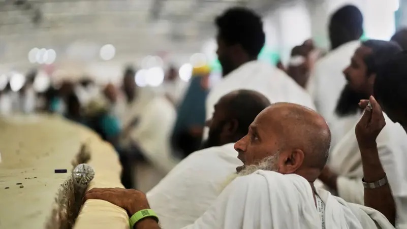 أول أيام التشريق.. الحجاج يواصلون رمي الجمرات الثلاث