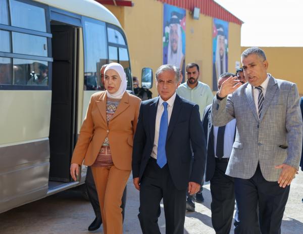 رئيس الوزراء في المفرق .. ويوجه بزيادة كوادر واجهزة جمعية رعاية الطفل