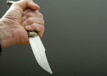 شخص يطعن نفسه بالشارع العام في السلط
