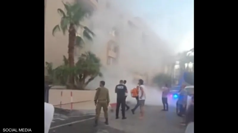 مسيّرة يمنية تسقط في إيلات وتصيب فندقا بشكل مباشر  (صور وفيديو)