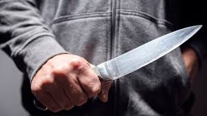 سيدة تتعرض للطعن على يد طليقها في إربد.. والأمن يبحث عن الجاني