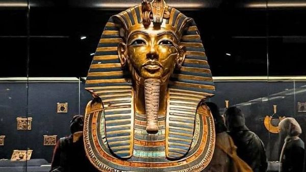 يعرض خلال أيام.. فيلم «أيقونة إنسانية» يوثق نقل مقتنيات توت عنخ آمون إلى المتحف المصري الكبير