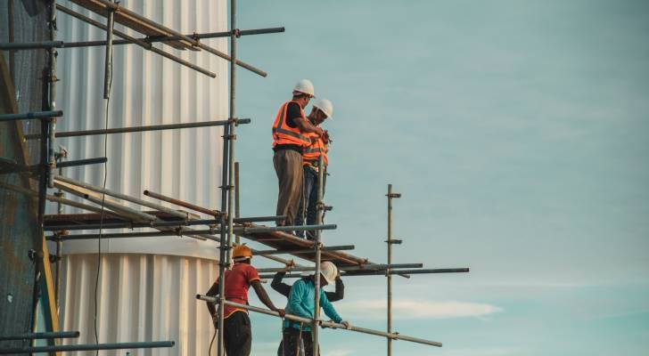 تتصدرها مخالفات عدم دفع الأجور.. 9493 شكوى عمالية على منصة حماية