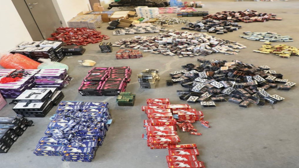صواعق ومنشطات جنسية.. الجمارك تضبط كميات كبيرة من المواد المهربة ومنتهية الصلاحية