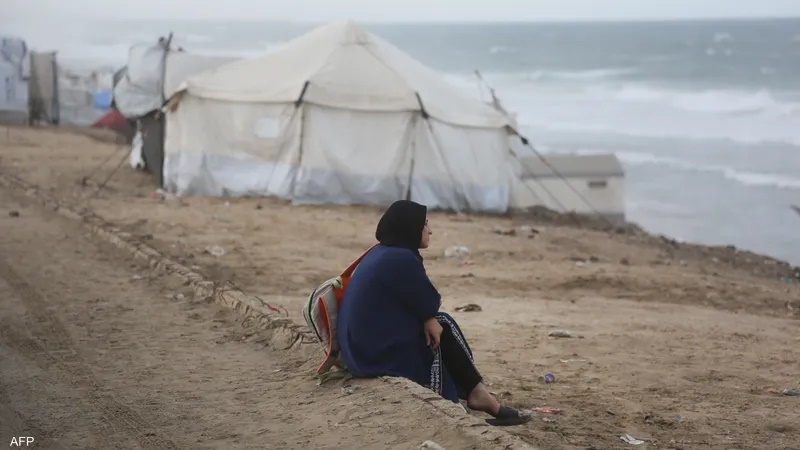 شتاء غزة القاسي: برد وفيضانات وصرف صحي يفاقم جراح النازحين.. وتحذير من انتشار هذه الامراض