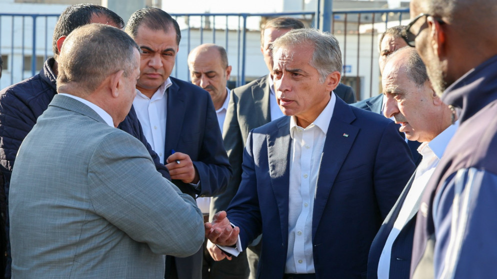 رئيس الوزراء يوجه بإجراء صيانة شاملة للملعب البلدي في منطقة جناعة بالزرقاء