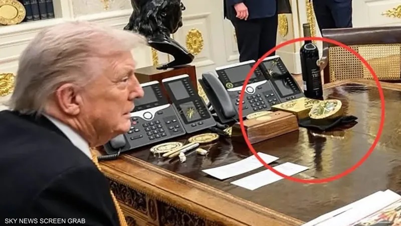 ساعة ذهبية على مكتب ترامب تثير الجدل.. من قدّم الهدية؟!