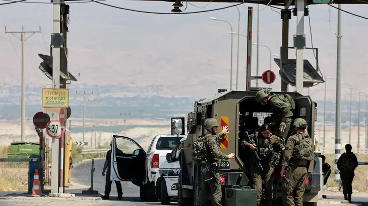 الجيش الإسرائيلي: ضبط مهربي أسلحة قادمين من الأردن حاولوا دهس جنود