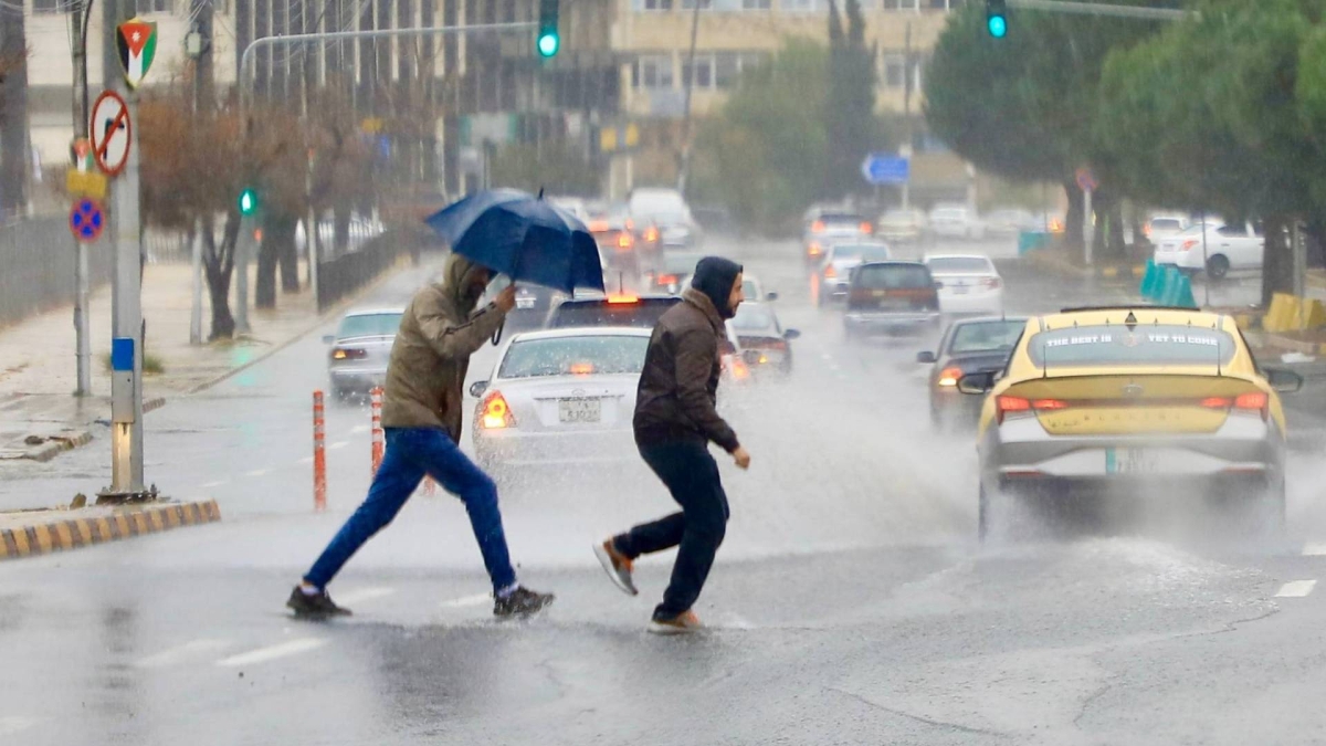 أجواء ماطرة وتحذيرات من تشكل السيول مع تعمق المنخفض الجوي