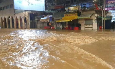 الحكومة: لجنتان للتحقيق بفيضانات الكرك ومعالجة مسارات الأودية