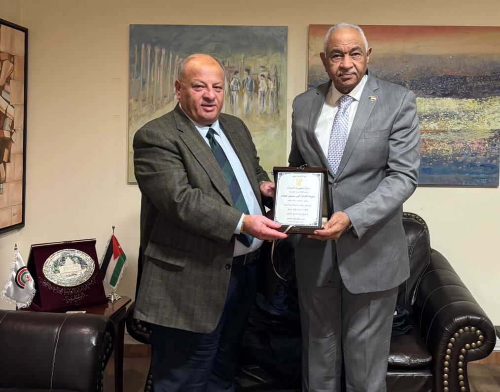 السفير السوداني يلتقي سماوي ويكرّمه بدرع نظير جهوده في دعمه الدائم للثقافة والمثقفين