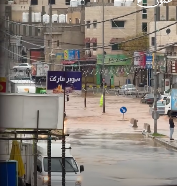 أمانة عمان تتعامل مع ارتفاع منسوب المياه في شوارع عمّان.. وتدعو لقيادة بحذر