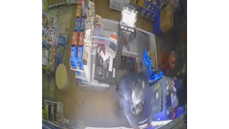 مجهولان يسرقان محلًا تجاريًا في مادبا وكاميرات المراقبة توثق العملية (فيديو)