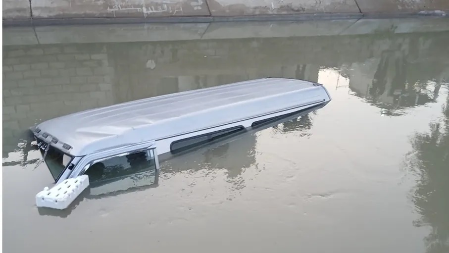 انتشال مركبة تعرضت للسقوط في قناة الملك عبدالله