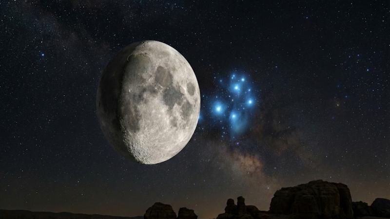 اقتران القمر بالثريا يزيّن سماء المملكة الثلاثاء.. قِران تاسِع وبَرد لاسِع وبداية تقلبات شباط