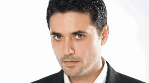 مفاجأة عن حقيقة زواج أحمد عز من مساعدته.. ليست امرأة بل رجل!