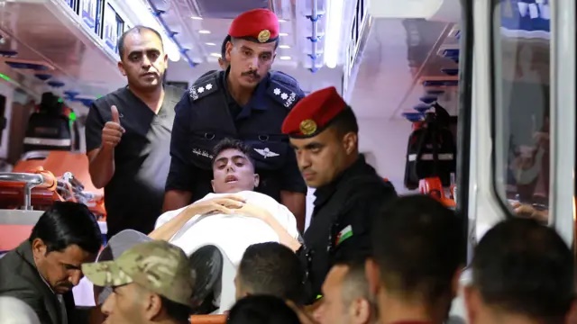 الجيش يجلي الدفعة الـ23 من أطفال غزة المرضى للعلاج في الأردن