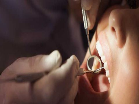 إحالة 25 ممارسا مخالفا لمهنة طب الأسنان إلى المدعي العام