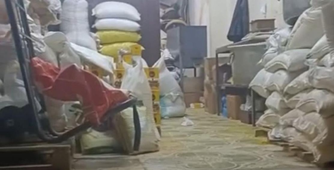 إغلاق مصنع بهارات في عمان لمخالفات صحية ومواد غير موثقة.. (صور)