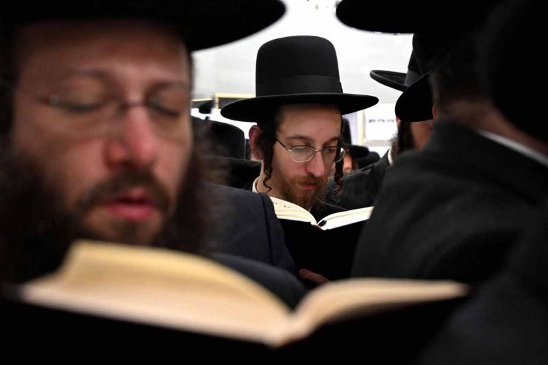 رئيس وزراء إسرائيلي سابق: العالم لا يحبنا منذ 3 آلاف عام.. جربنا ولم نفلح