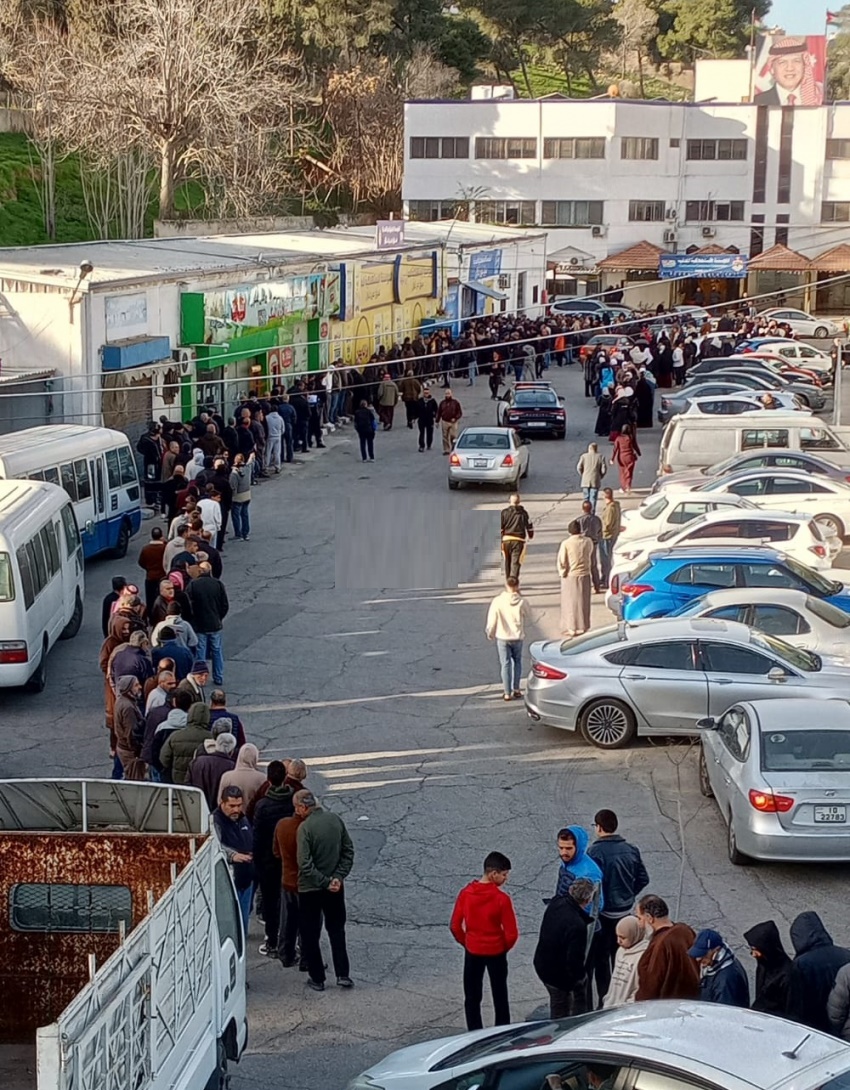 بحثا عن زيت الزيتون التونسي.. ازدحامات كبيرة وطوابير من المتسوقين أمام أسواق المؤسسة المدنية (فيديو)