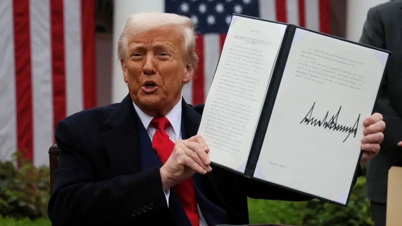 ترامب يعلن زيادة نسبة التعريفات الجمركية الدولية من 10 إلى 15