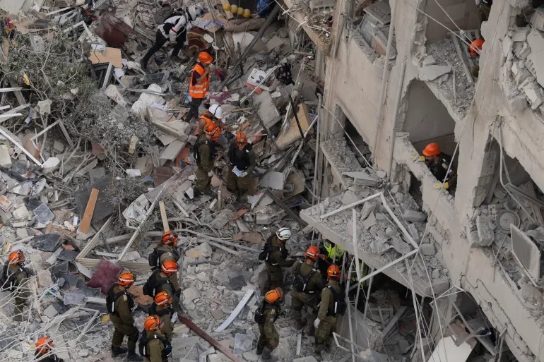 غارات اسرائيلية على طهران.. وتضرر مبان ووقوع إصابات في إسرائيل بعد سقوط صواريخ انشطارية إيرانية