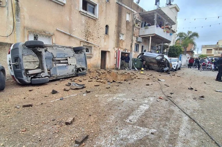 صواريخ عنقودية تضرب إسرائيل وتخلف دمار وإصابات.. وهجمات في العمق الإيراني