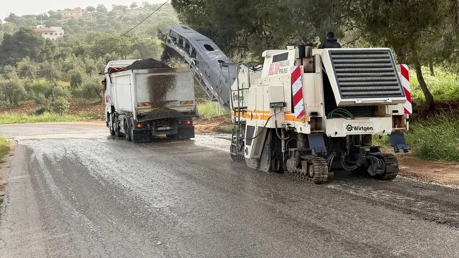 الأشغال: بدء العمل بمشروع صيانة وتعبيد 4 طرق في الزرقاء