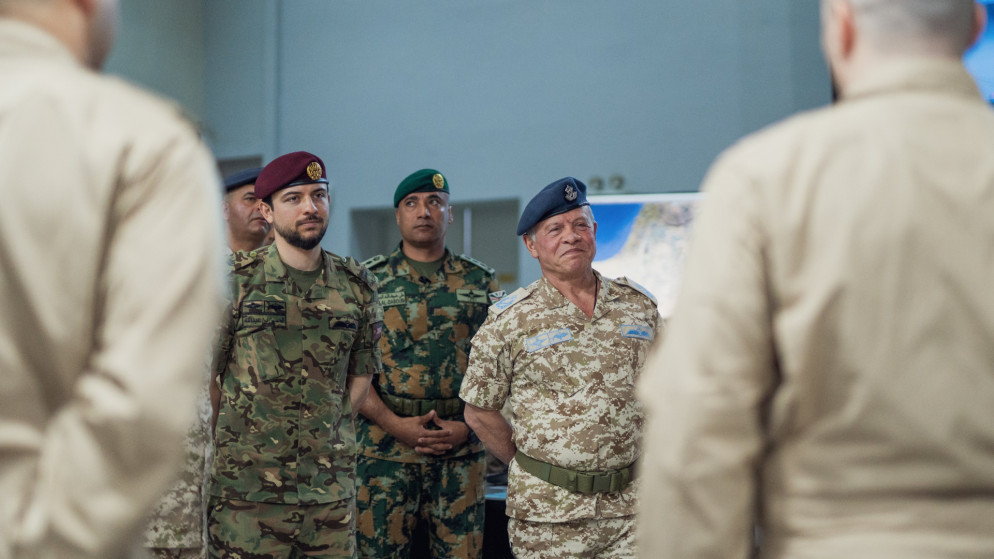 الملك يزور قيادة سلاح الجو الملكي ويثمن احترافيتهم في حماية سماء الوطن