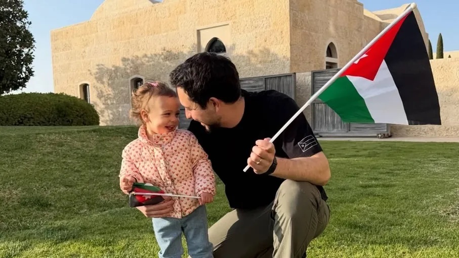 ولي العهد يحتفل مع طفلته الاميرة ايمان: كل عام وأردننا بخير وعلمنا عال
