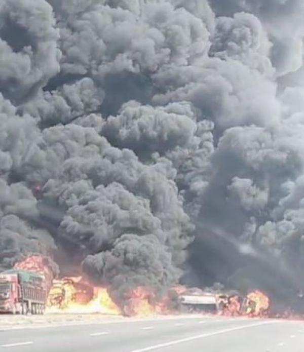 اشتعال صهريج إثر تصادم مع شاحنتين على الطريق الصحراوي في السواقة