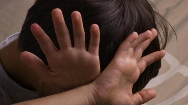 توقيف شخص بتهمة هتك العرض بعد اعتدائه جنسيًا على 3 أحداث