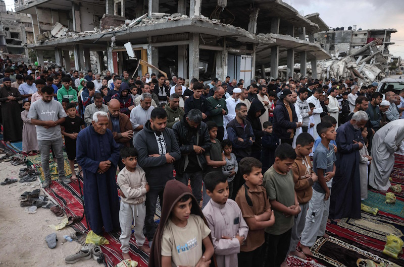 بالصور... صلاة عيد الأضحى بين الركام وبلا أضاحٍ وغياب أبسط مظاهر الفرح في قطاع غزة