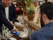فيديو للشرع يدفع فاتورة مطعم بدمشق.. وحاكم المركزي يعلق