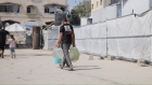 الخيرية الهاشمية تستمر بإيصال مياه الشرب للأسر في غزة