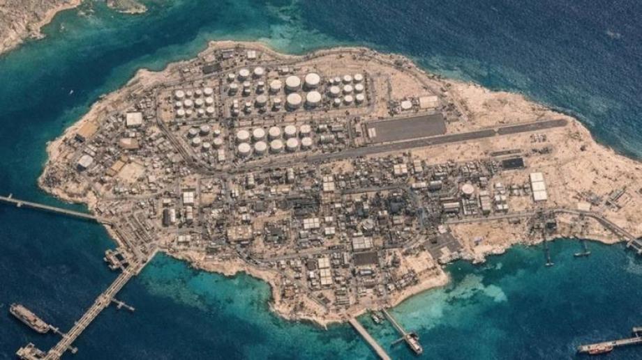 دوي انفجارات قرب جزيرة خارك الإيرانية.. وأنباء عن قصف ناقلة نفط