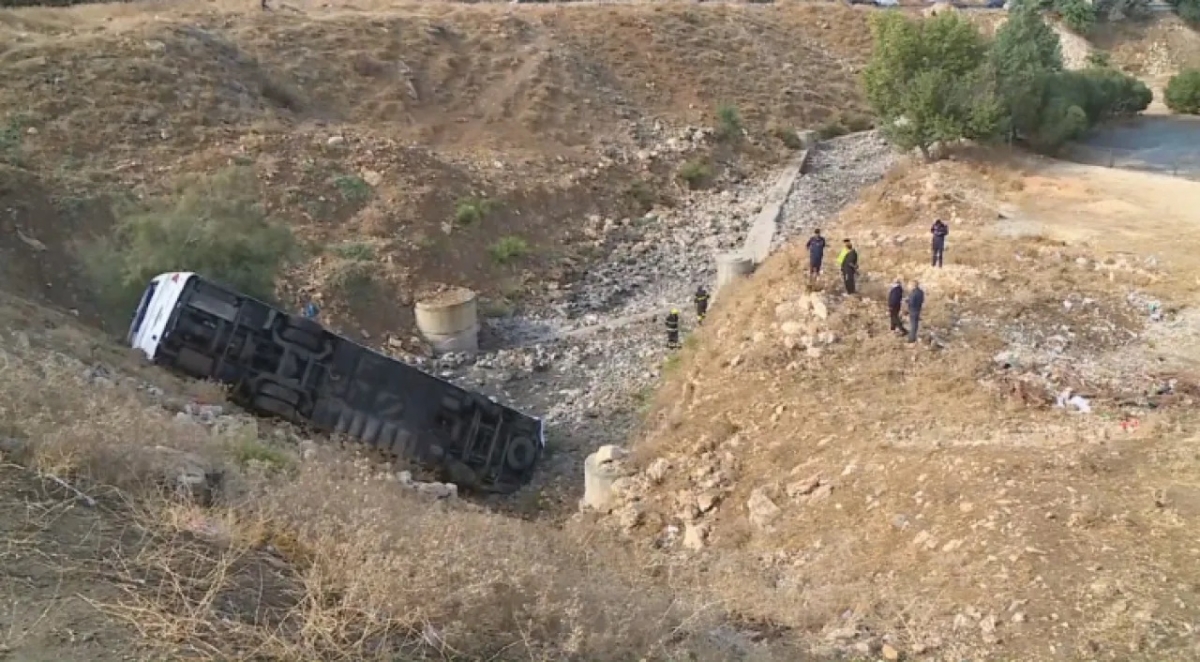 خلال ثوان حدث كل شيء.. سائق حافلة يروي تفاصيل حادث طريق المطار المروع!