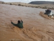 إنقاذ عائلة علقت مركبتهم داخل مجرى السيل بمنطقة صحراوية بسبب الأمطار