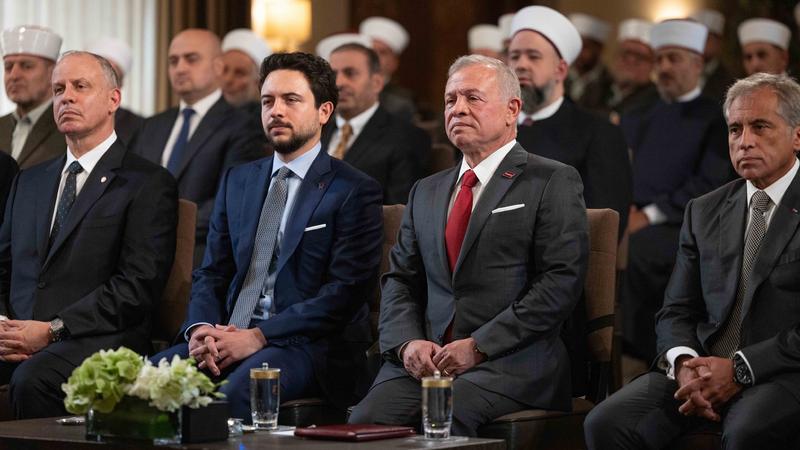 الملك ينشر مقطع من قصيدة (المدحة النبوية  قافية الهمزة).. فيديو
